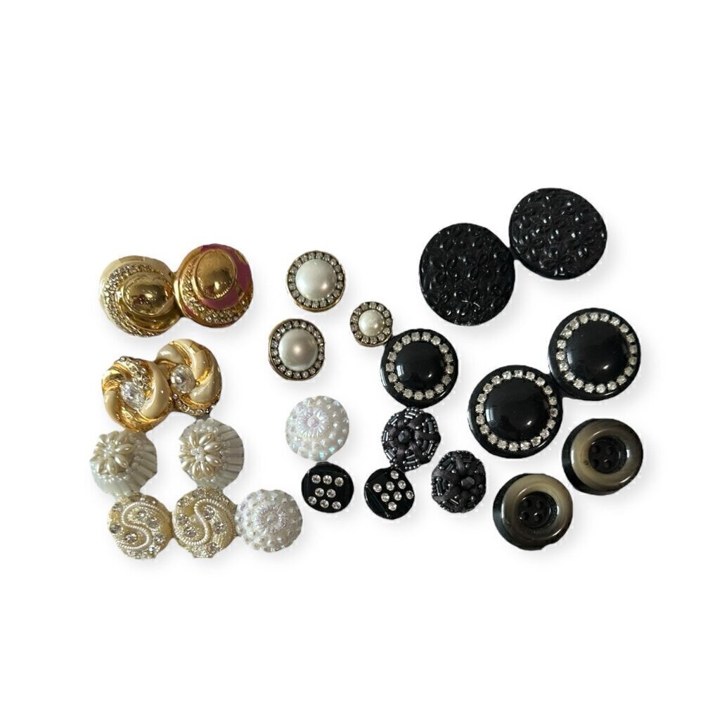 Assorted Vintage Buttons, 24 pieces.
